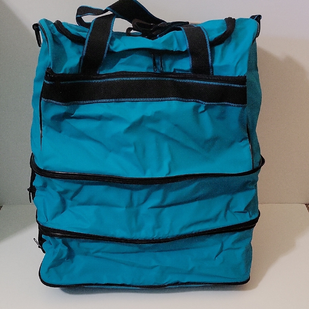NWOT Expandable Duffle Bag In Teal Color